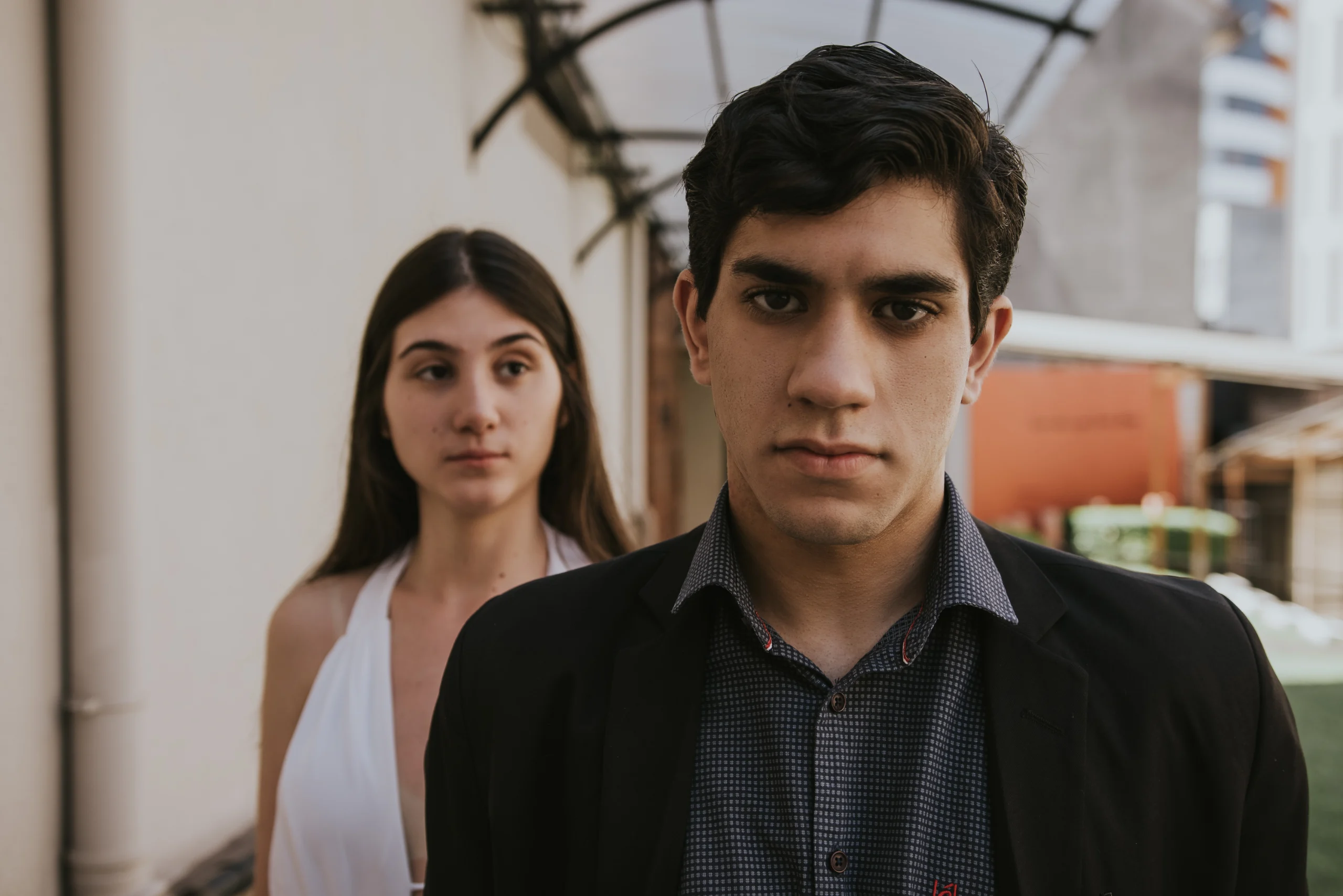 O autor, grave, e Mariana logo atrás, observadora.