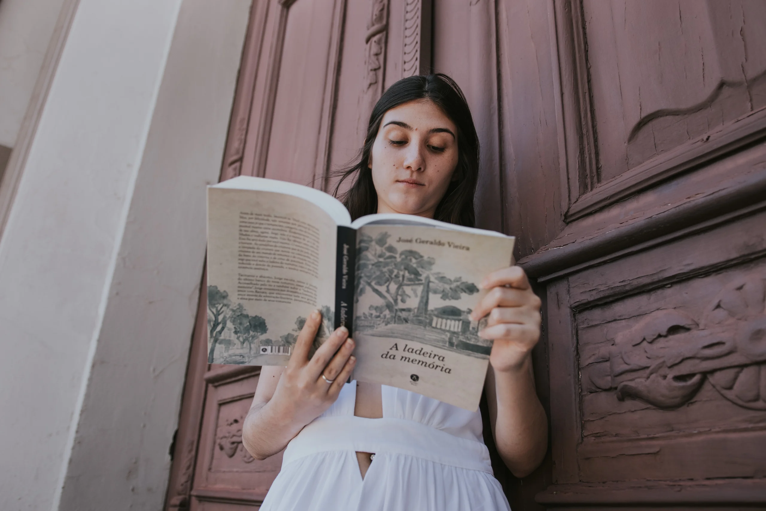 Mariana lendo.
